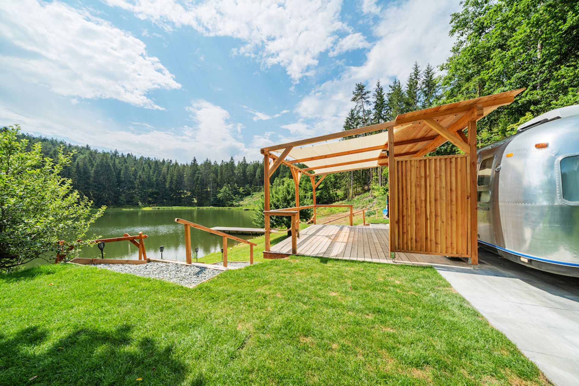 Airstream Wohnwagen als Tiny House mit Terrasse und Seezugang